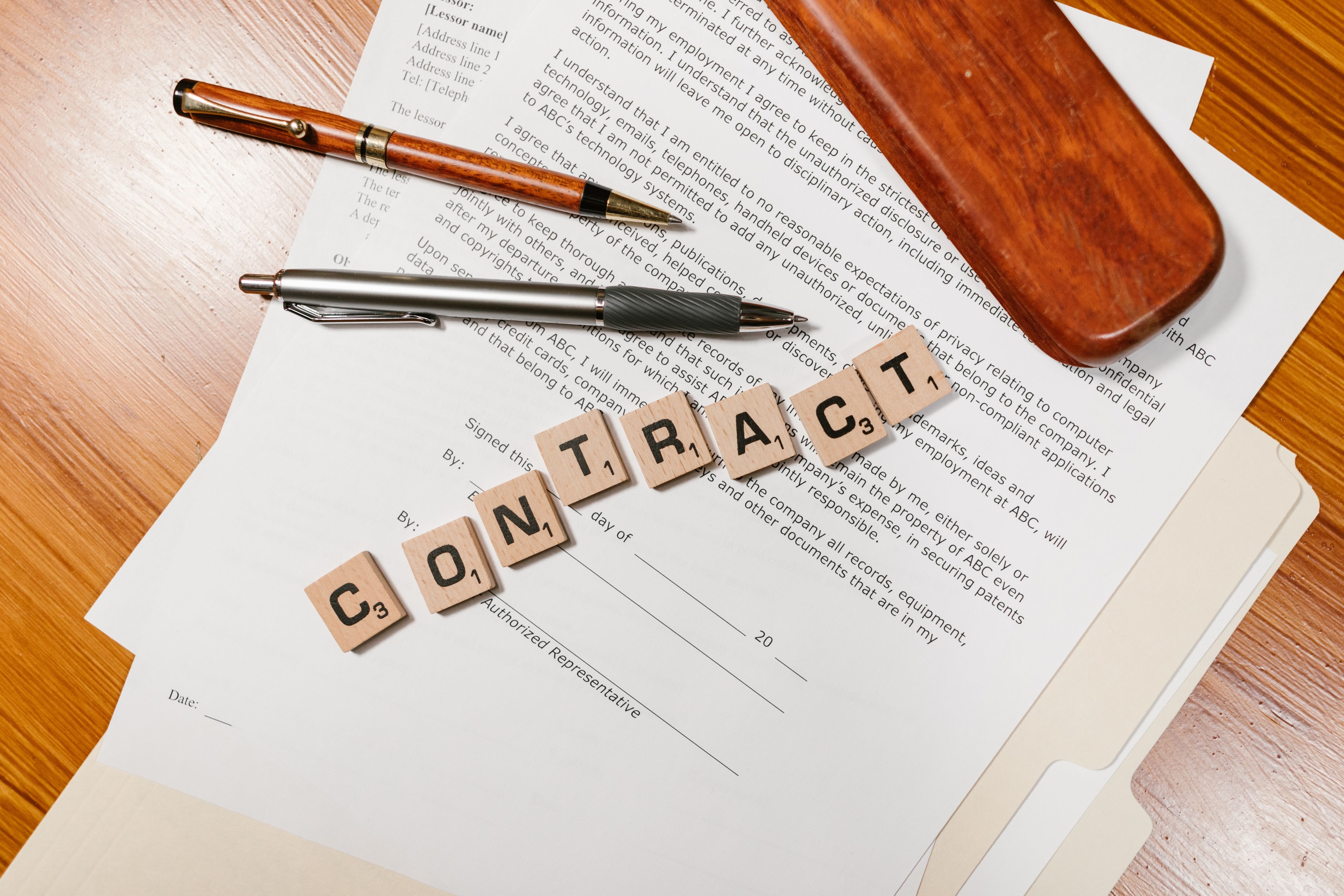 The wedding planner contract: the clauses that protect you, and the ones always missing